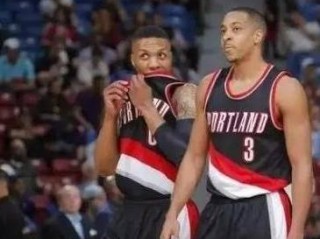 勇士掘金激战正酣，NBA季后赛西部巅峰对决悬念迭起
