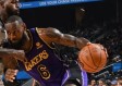 NBA战报，詹姆斯三双湖人加时险胜，库里伤退勇士前景堪忧