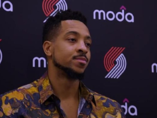 这是一个非常有趣的话题。CJ·麦科勒姆在NBA是一个特点极其鲜明、同时定位又有些尴尬的球员。为了回答他是什么级别，我们需要拆解他的技术特点、荣誉成就以及在联盟中的横向对比