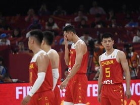 战鼓再响，CCTV5直播中国男篮现场，热血与希望的交织之夜