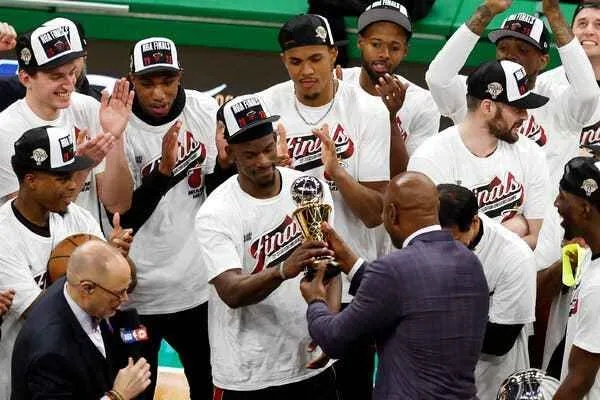 热火队属于NBA球队吗？从迈阿密到冠军，一段不容置疑的NBA传奇