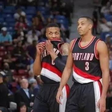 勇士掘金激战正酣,NBA季后赛西部巅峰对决悬念迭起 勇士掘金激战正酣,NBA季后赛西部巅峰对决悬念迭起