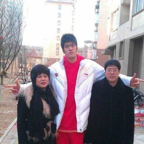 篮球新星张子宇,身高2米28的女版姚明如何改写中国女篮未来 篮球新星张子宇,身高2米28的女版姚明如何改写中国女篮未来