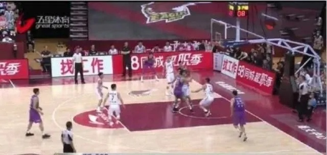 篮球赛新闻稿怎么写？从标题到正文，手把手教你写出专业赛事报道